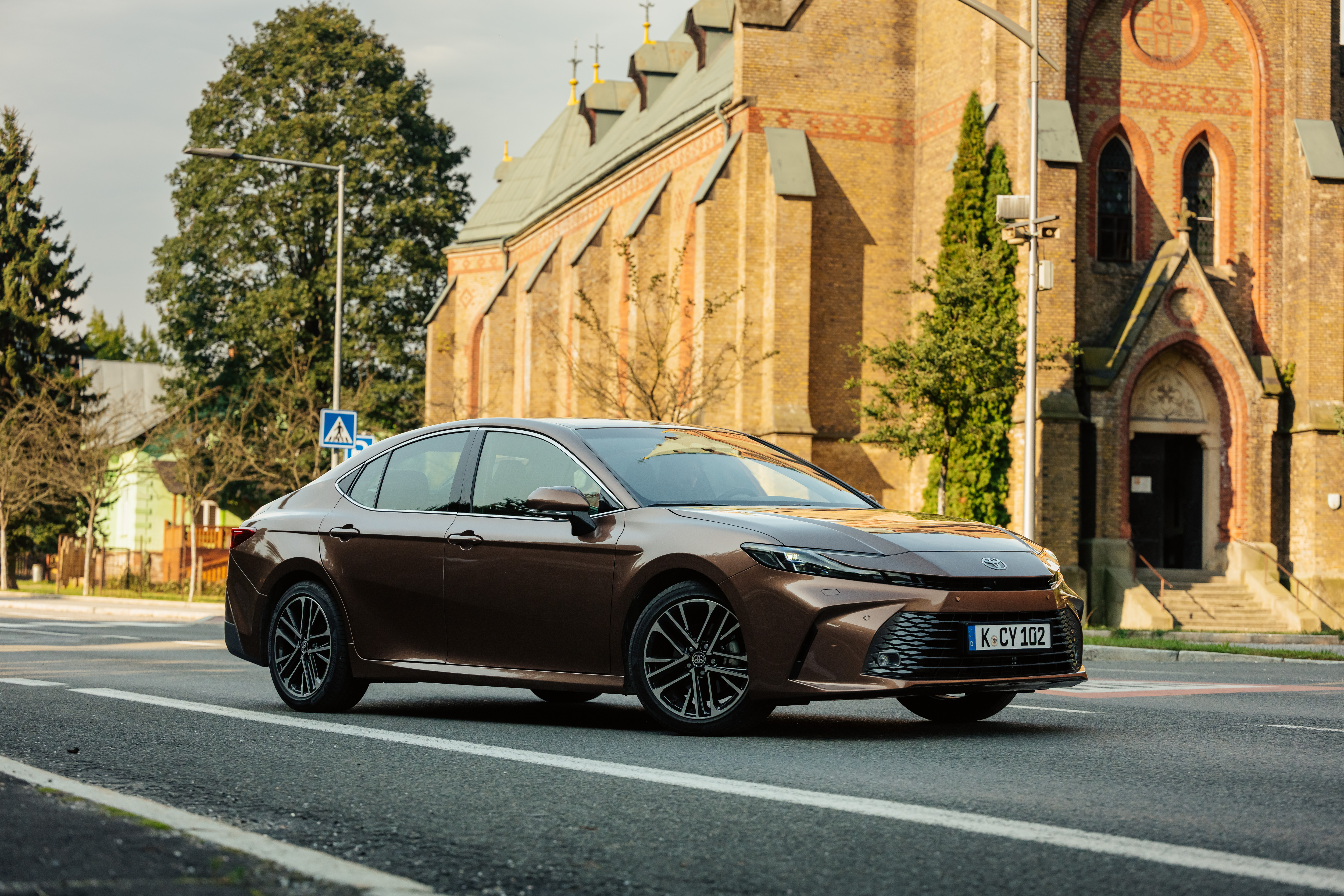 2024_new_camry_executive_bronze_dynamic_018